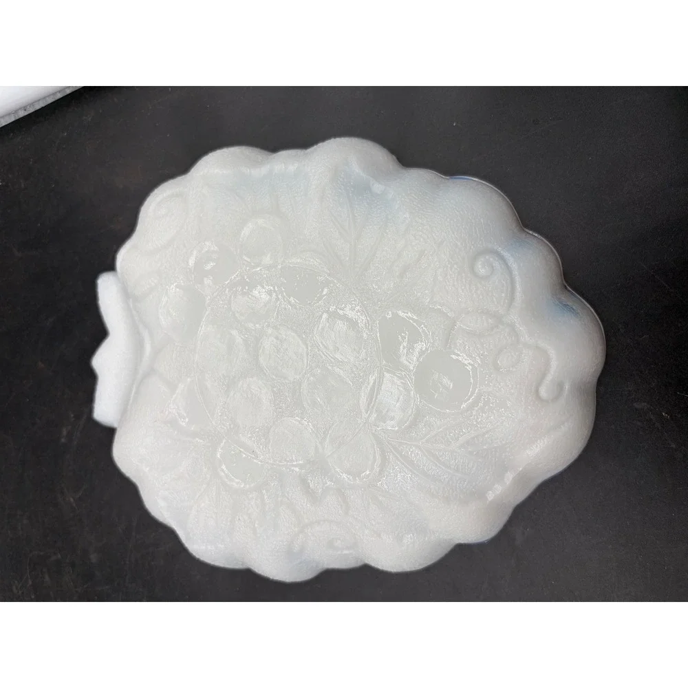 Vintage White Milk Glass Grape Trinket Dishes Scalloped Edge Set of‎ 2